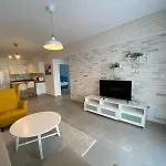 Garden View Two Bedroom In Caesar & Spa, Long Apartment