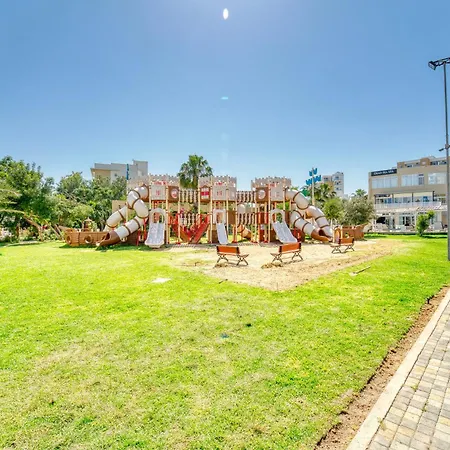 Garden View Two Bedroom In Caesar & Spa, Long