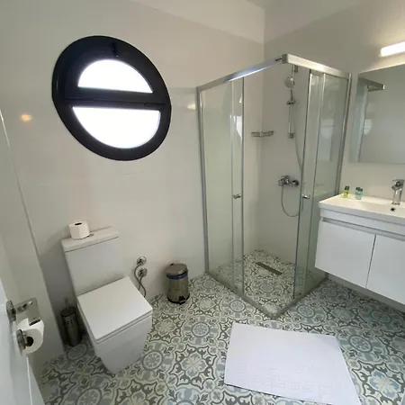 Garden View Two Bedroom In Caesar & Spa, Long