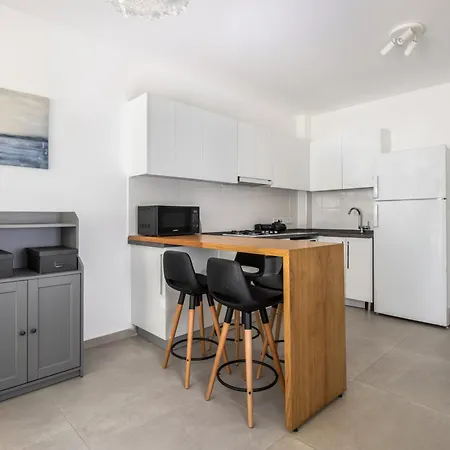 Garden View Two Bedroom In Caesar & Spa, Long *
