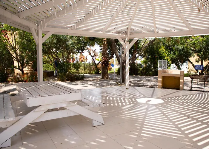 Garden View Two Bedroom In Caesar & Spa, Long