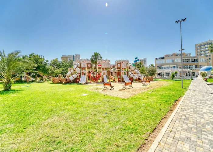 Garden View Two Bedroom In Caesar & Spa, Long