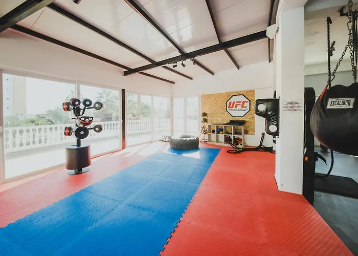 Garden View Two Bedroom In Caesar & Spa, Long Daire *