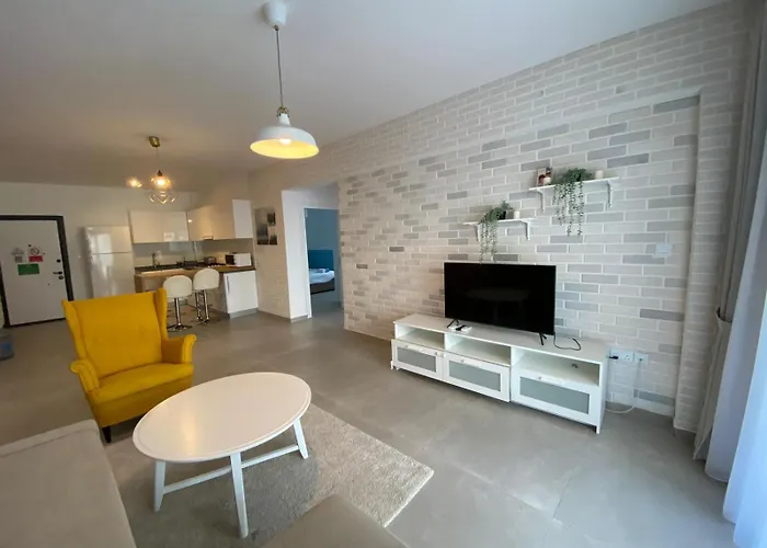 Garden View Two Bedroom In Caesar & Spa, Long Daire