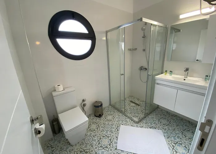 Garden View Two Bedroom In Caesar & Spa, Long