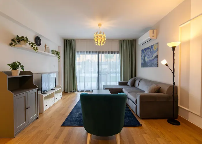 Garden View Two Bedroom In Caesar & Spa, Long *